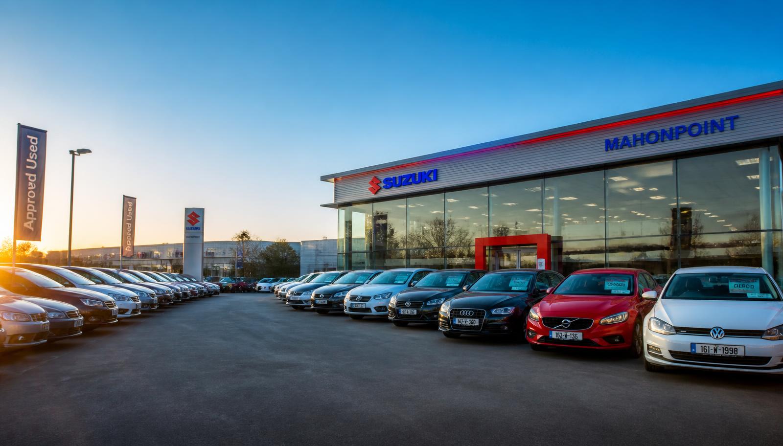 Piazzale del concessionario P.B Auto SRL con auto usate in esposizione